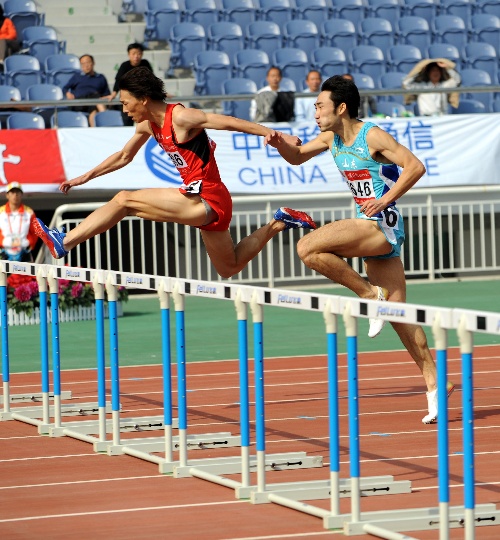 图文:男子400米栏预赛 李广金与张世宝竞争