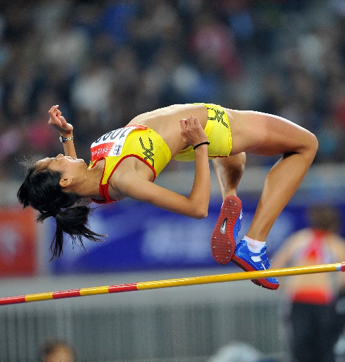 图文:郑幸娟夺得女子跳高冠军 高高越过横杆