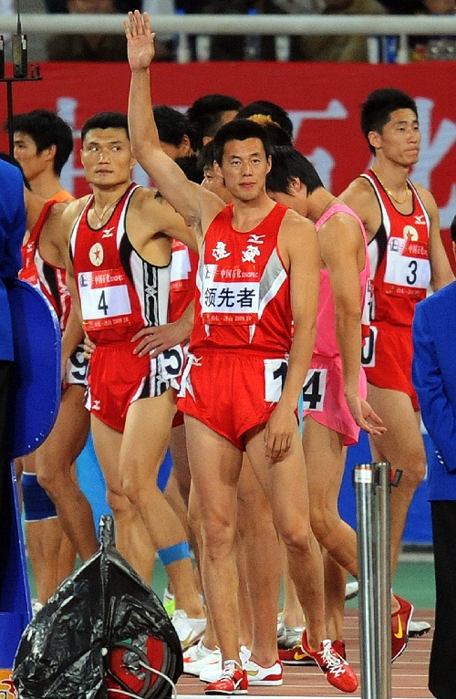 图文:齐海峰获男子十项全能冠军 挥手致意