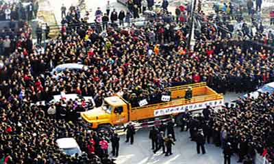 犯罪嫌疑人被游街示众 警方称是指认现场(图)