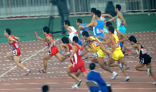 图文:男子4x100米接力决赛 交接棒瞬间特写