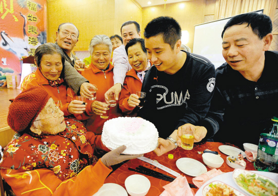 七百"子女"为百岁老人祝寿(图)