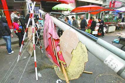郑州超高货车拽断8根线杆 400户居民家遭遇停