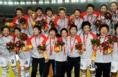 图文：女足成年组辽宁队夺得冠军 站在领奖台上