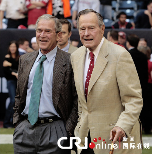 2009年10月25日,在德克萨斯州休斯顿,美国前总统老布什和小布什父子