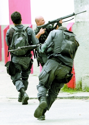 巴西警察毒贩枪战持续一周(组图)