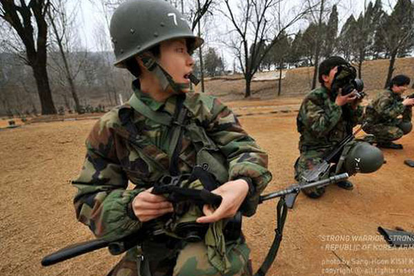 韩军新兵连女兵训练组图