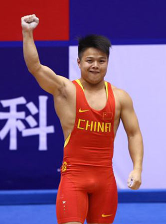在全运举重男子56kg级比赛中,奥运冠军龙清泉的每次出场都会让