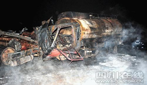 28日晚10时许，一辆川V牌照油罐车在成绵高速青白江收费站附近与一辆货车追尾后爆炸起火。