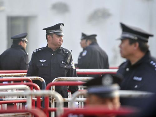 图文:[中超]国安球迷购票现场 民警严阵以待