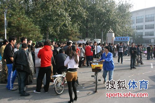 图文:[中超]北京球迷购票 大批球迷聚集