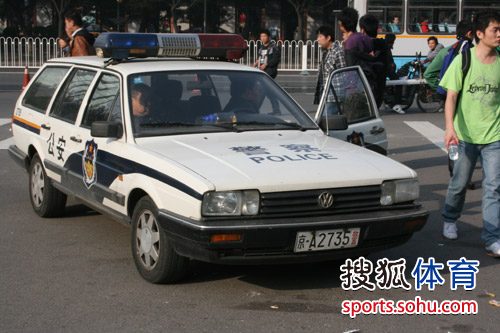 图文:[中超]北京球迷购票 警车驱散人群