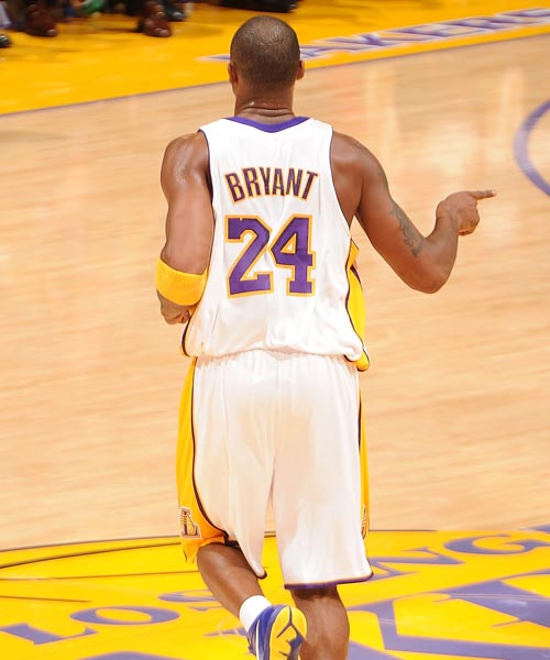 nba图:湖人胜老鹰 科比指点江山