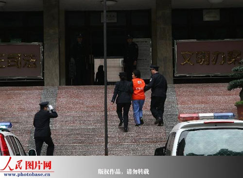 11月3日上午8时许，谢才萍被押入法庭。