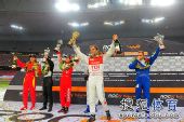 图文：世界车王争霸赛颁奖 冠亚军同台领奖