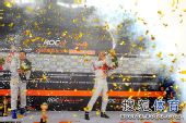 图文：世界车王争霸赛颁奖 杨凌与皮洛开香槟