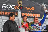 图文：世界车王争霸赛颁奖 皮洛高举奖杯