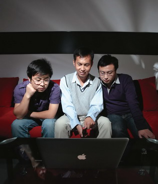 朱连兴（中）和公司同仁正在玩Woo-remote，这是139.me 刚开发的一款操纵软件，通过这个软件，可以把iPhone 变成一个遥控器，或者一个游戏手柄