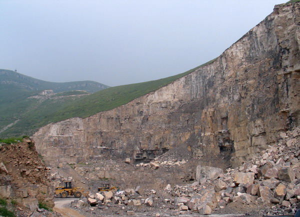 陕唐十八陵部分陵墓遭开山采石危害 治标难治本