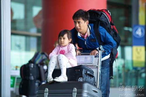许小宁带着女儿在机场接机