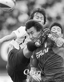 李玮峰带伤上阵赢得球迷掌声 水原夺足协杯冠