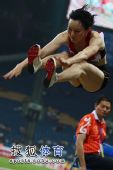 图文：田径亚锦赛首日 女子跳远高高跃起