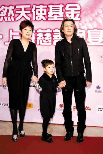 李咏携妻子和女儿参加活动