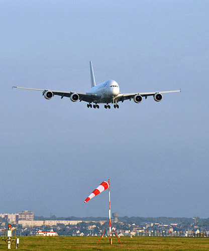 图为11月11日,空中客车a380飞机降落在法国巴黎奥利机场.