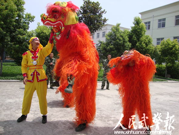 你舞狮来我敲鼓 武警河南某部打造活力警营(图)