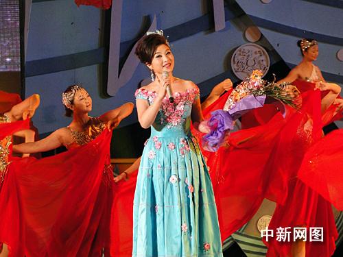 "红旗歌手"刘媛媛应邀参加了开幕式晚会并演唱《五星红旗》和利川民歌