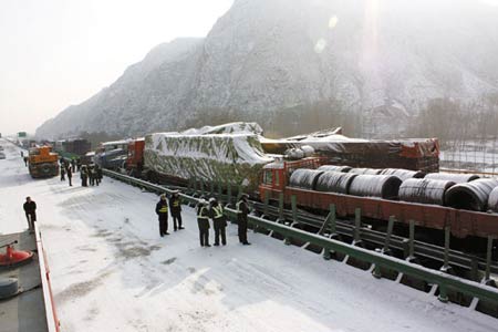 青海降雪引发事故 高速24车连撞116人被困(图)