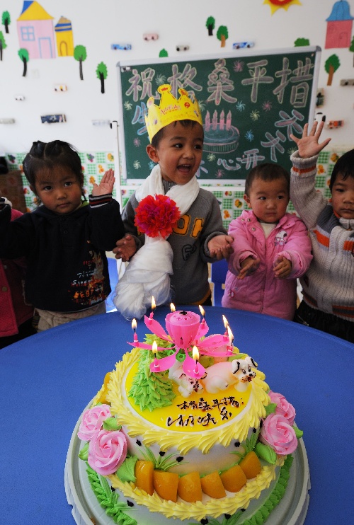 藏族孩子幼儿园内的生日派对