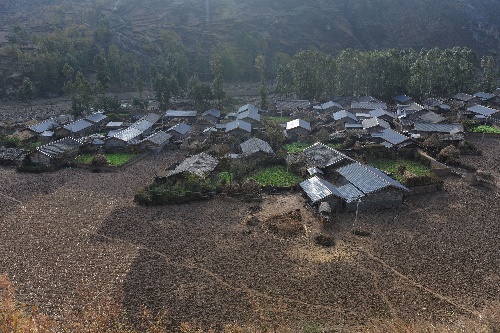 图:四川凉山州美姑县3万余贫困农户住新房