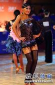 图文：中国体育舞蹈公开赛 女选手轻摆腰肢