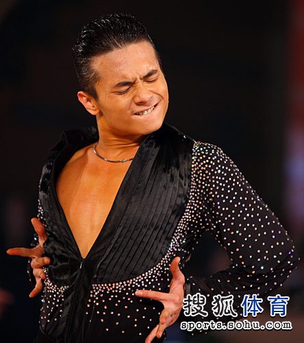 图文：中国体育舞蹈公开赛 男选手激情四射