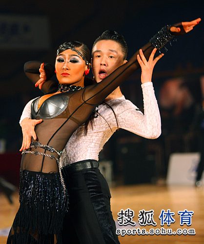 图文：中国体育舞蹈公开赛 男选手神似小沈阳