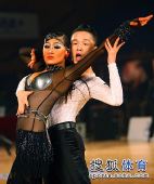 图文：中国体育舞蹈公开赛 男选手神似小沈阳