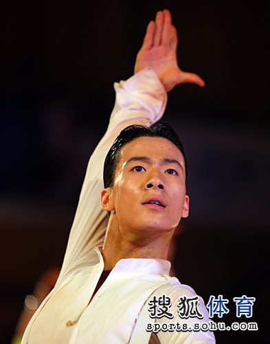 图文：中国体育舞蹈公开赛 男选手英姿勃发
