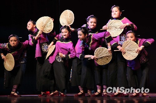 图:小白鹭民间舞团舞动福州