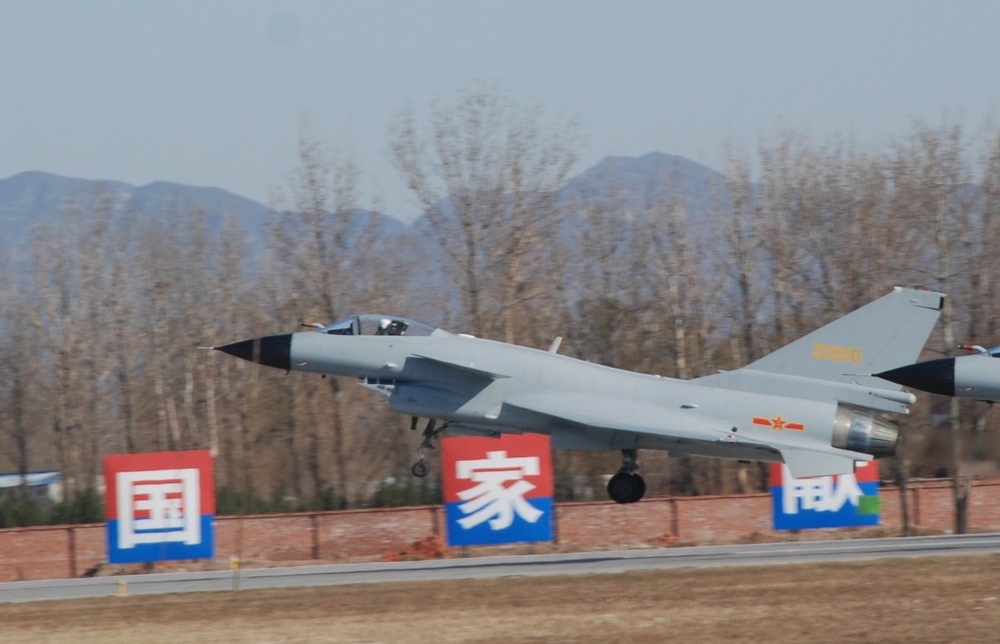 空军八一飞行表演队和八一跳伞队在北京空军沙河机场举行飞行和跳伞