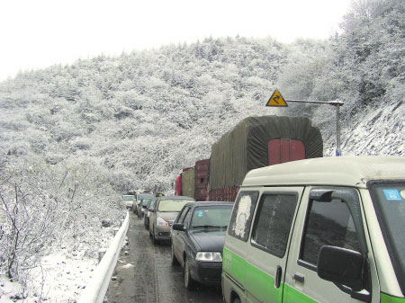 四川雅安泥巴山昨日降雪 山顶部分路段结冰(图)