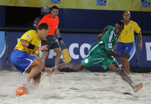 图文:沙滩足球世界杯小组赛 巴西队球员拦截
