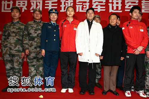 组图:中国羽球队走进军营 美女军官和林丹合影