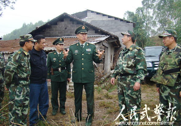 总队长李勇亲临现场指挥部队行动 图片来源:人民武警报