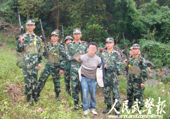 男子因情行凶五死二伤 武警冒雨进山勇擒凶