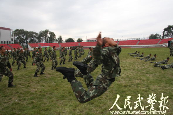 武警佳木斯支队"利剑-09"反恐演习大显身手(组图)