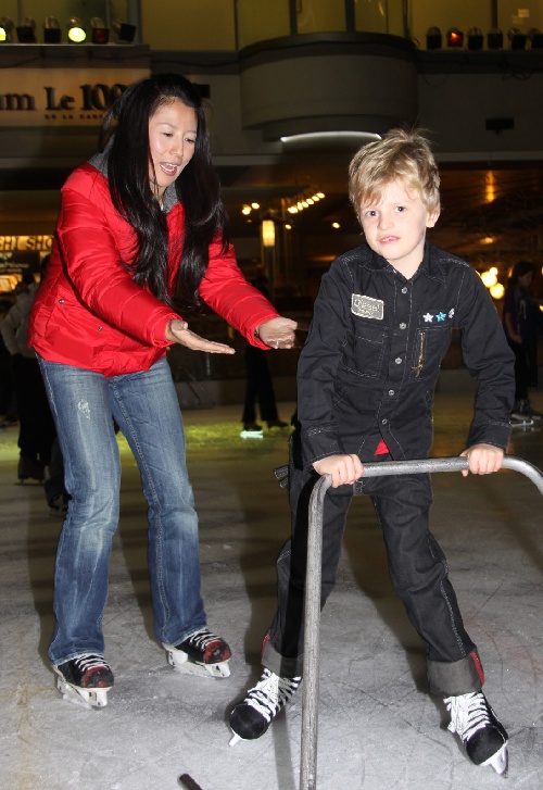 图文:杨扬加拿大客串滑冰教练 冰场指导小朋友
