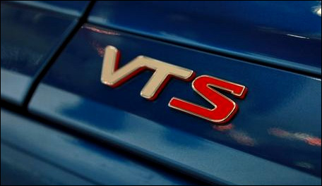 车门下方的“VTS”标识   