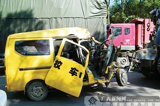 广西梧州幼儿园校车遇车祸6死2伤 惨不忍睹(图