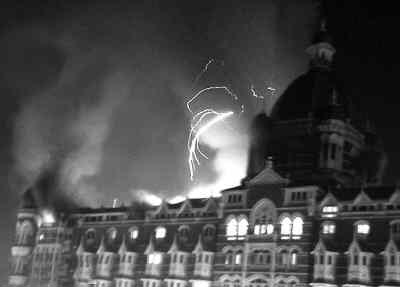 2008年11月27日,印度孟买的泰姬玛哈酒店遭恐怖袭击后发生火灾